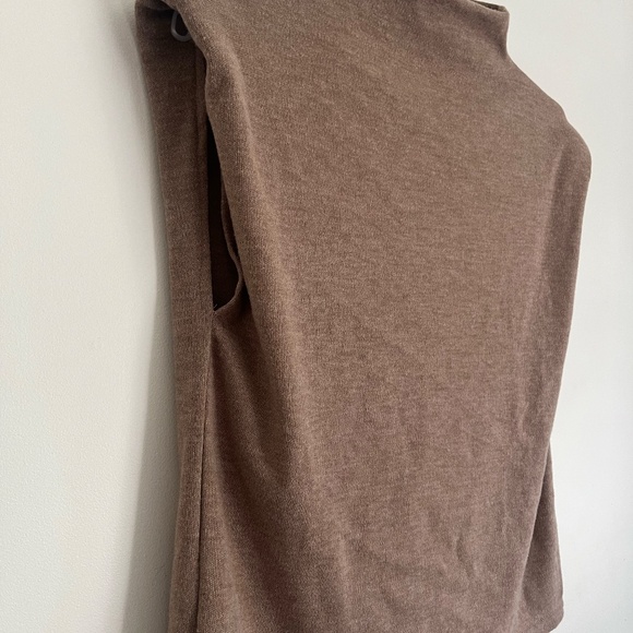 High Neck Sleeveless Sweater - Picture 2 of 4